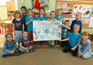 zdjęcie 1- wspólne zdjęcie dzieci z grupy 4 z wykonanym plakatem z okazji Światowego Dnia Świadomości Autyzmu